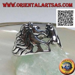 Silver ring couple in love with horses (heads) looking at each other
