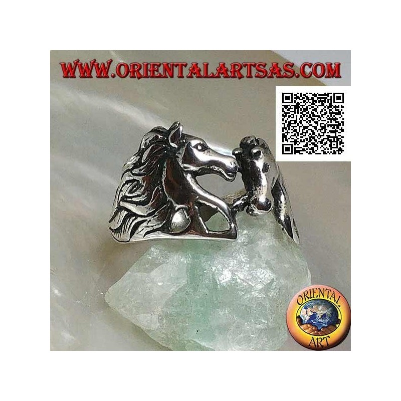 Silver ring couple in love with horses (heads) looking at each other