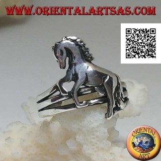 Anello in argento con cavallo rampante