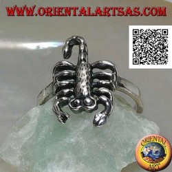 Anello in argento con scorpione in posizione offensiva 