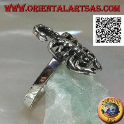 Anillo de plata con escorpión en posición ofensiva