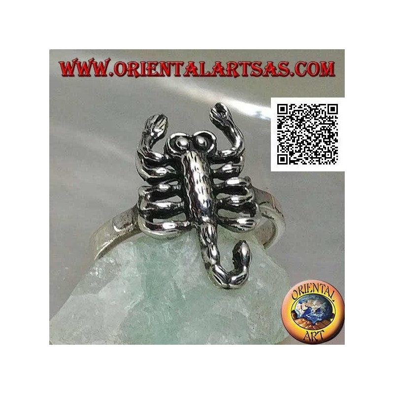 Bague en argent avec scorpion en position offensive
