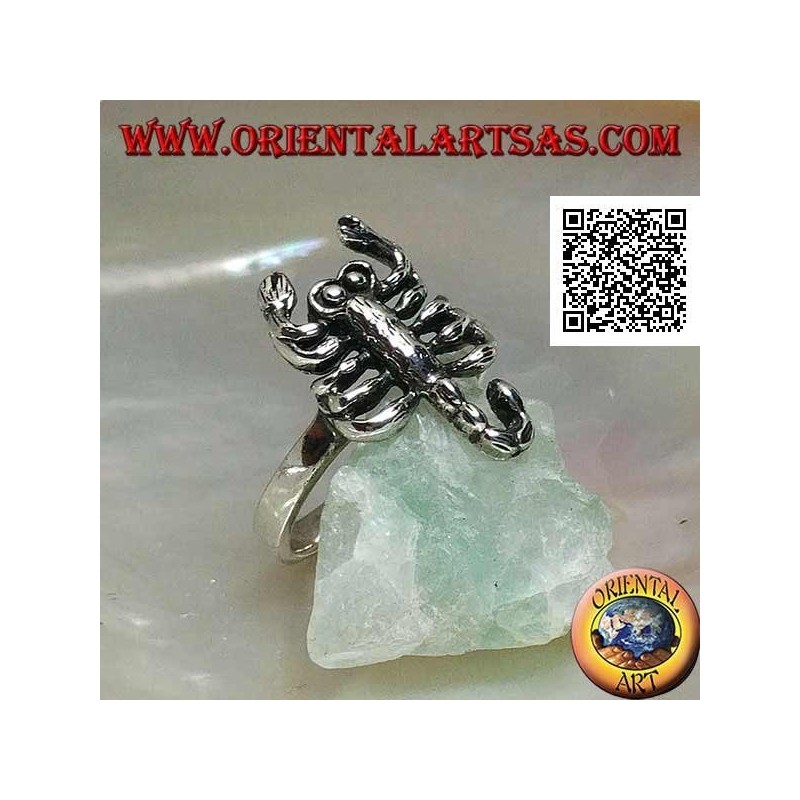Bague en argent avec scorpion en position offensive