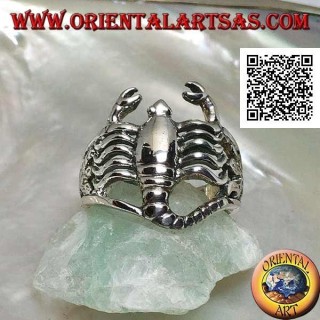 Anello in argento a forma di scorpione liscio bombato sulle alghe