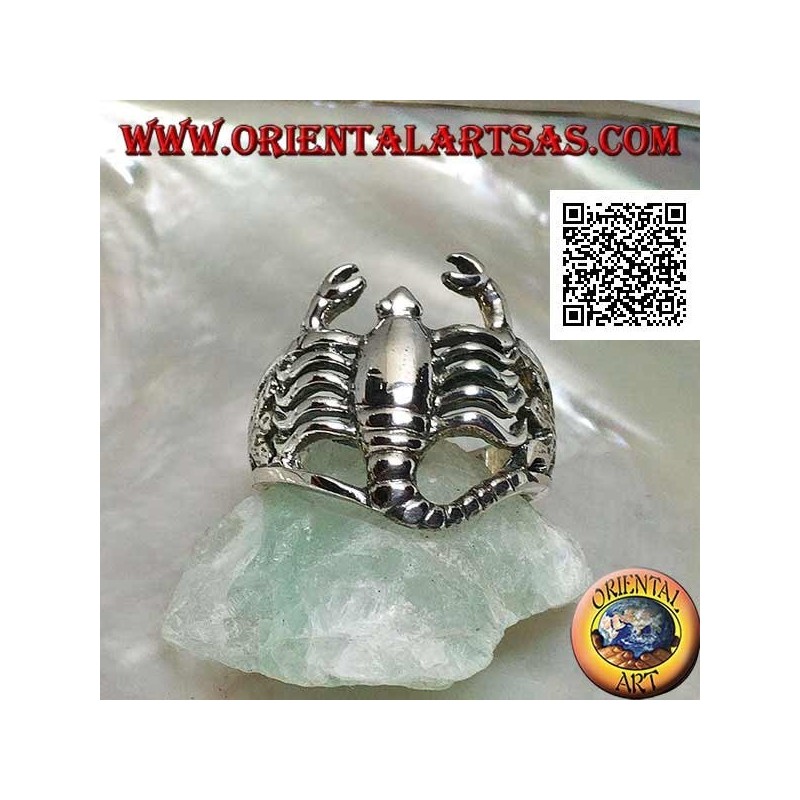 Bague en argent en forme de scorpion lisse arrondi sur l'algue