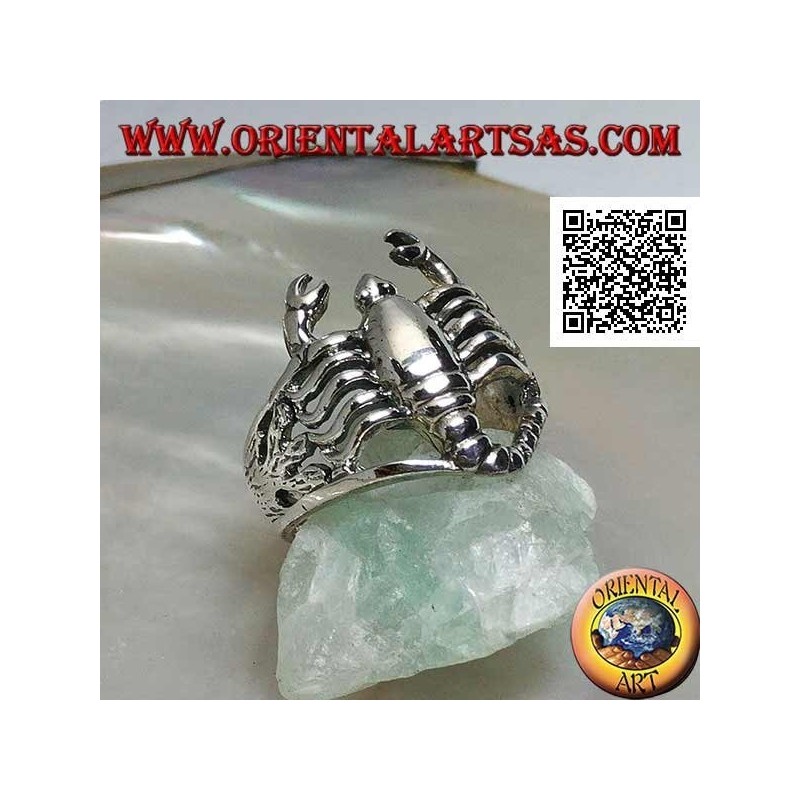 Anillo de plata con forma de escorpión liso redondeado sobre las algas
