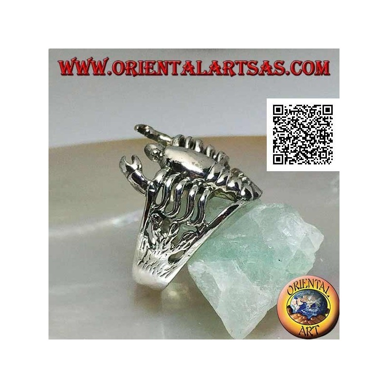 Anillo de plata con forma de escorpión liso redondeado sobre las algas