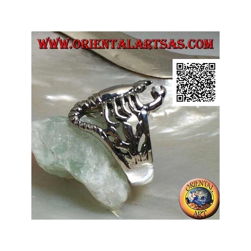 Anillo de plata con forma de escorpión liso redondeado sobre las algas