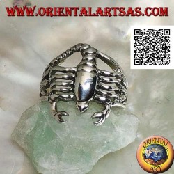 Bague en argent en forme de scorpion lisse arrondi sur l'algue