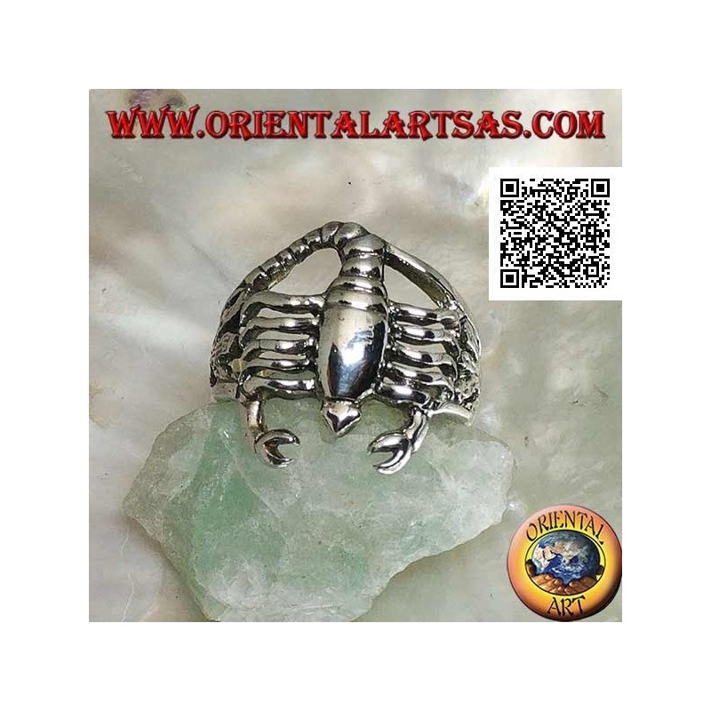 Bague en argent en forme de scorpion lisse arrondi sur l'algue