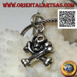 Pendentif tête de mort en argent avec deux os fémoraux croisés en dessous