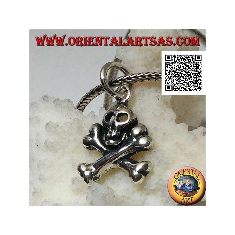 Colgante de calavera de plata con dos huesos femorales cruzados debajo