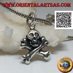 Pendentif tête de mort en argent avec deux os fémoraux croisés en dessous