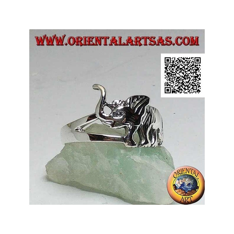 Anello in argento con elefante asiatico in cammino e proboscide in sù