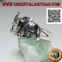 Anillo de plata con elefante asiático caminando y trompa hacia arriba
