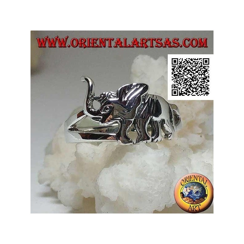 Anillo de plata con elefante asiático caminando y trompa hacia arriba