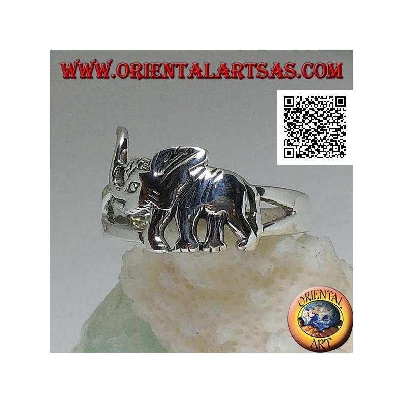 Anello in argento con elefante asiatico in cammino e proboscide in sù