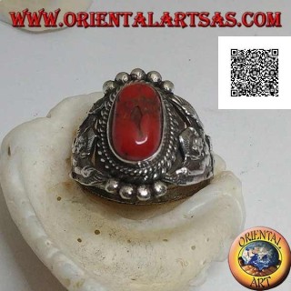 Anillo de plata con coral tibetano antiguo en un entorno nepalí con Garuḍa (dios progenitor de las aves) a los lados