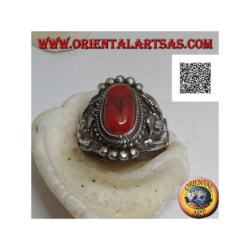 Bague en argent avec corail tibétain ancien sur décor népalais avec Garuḍa (dieu géniteur des oiseaux) sur les côtés
