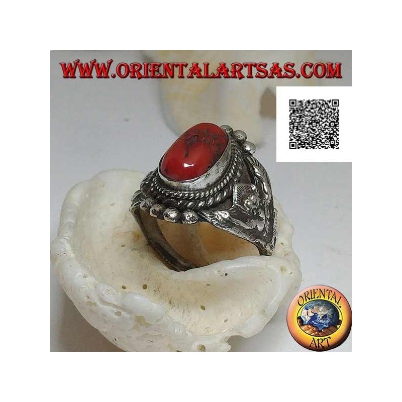 Anello in argento con corallo antico Tibetano su montatura nepalese con Garuḍa (dio capostipite degli uccelli) sui lati