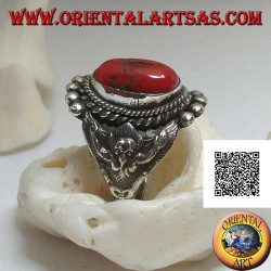 Bague en argent avec corail tibétain ancien sur décor népalais avec Garuḍa (dieu géniteur des oiseaux) sur les côtés