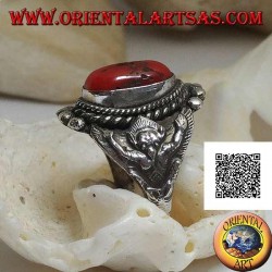 Anillo de plata con coral tibetano antiguo en un entorno nepalí con Garuḍa (dios progenitor de las aves) a los lados