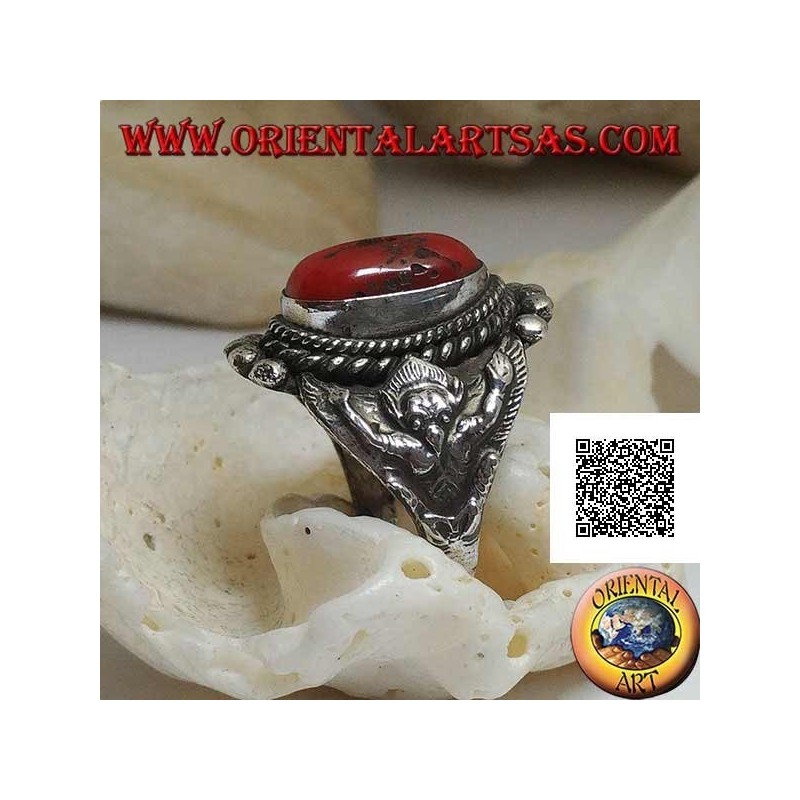 Anillo de plata con coral tibetano antiguo en un entorno nepalí con Garuḍa (dios progenitor de las aves) a los lados