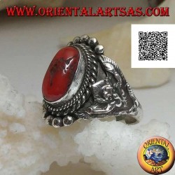 Bague en argent avec corail tibétain ancien sur décor népalais avec Garuḍa (dieu géniteur des oiseaux) sur les côtés