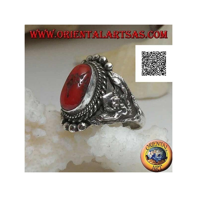 Bague en argent avec corail tibétain ancien sur décor népalais avec Garuḍa (dieu géniteur des oiseaux) sur les côtés