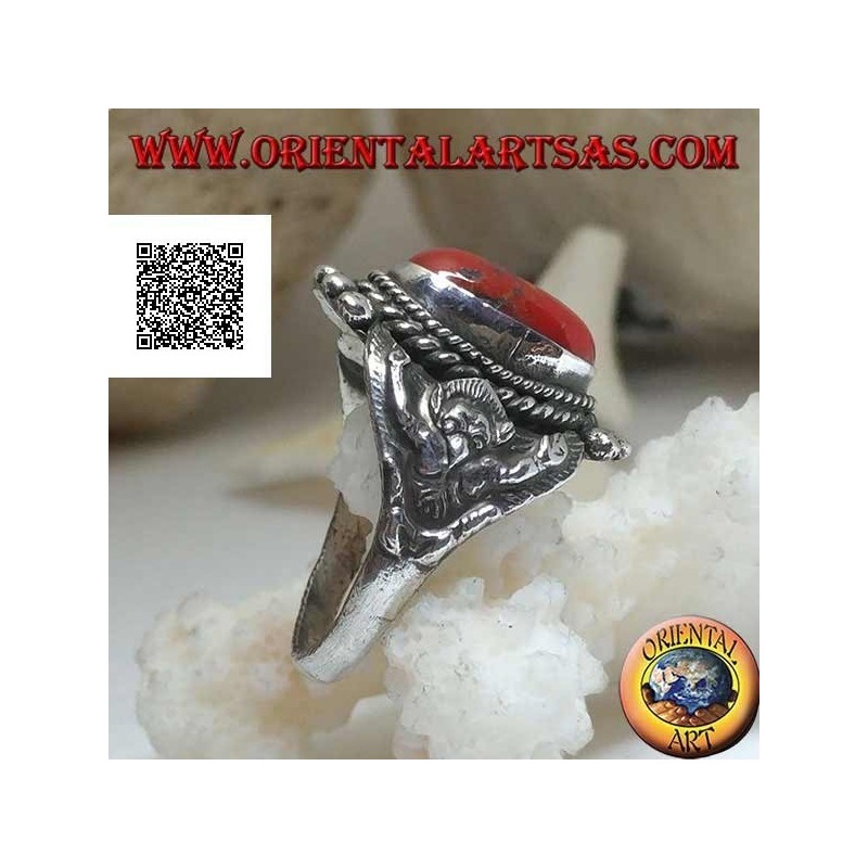 Bague en argent avec corail tibétain ancien sur décor népalais avec Garuḍa (dieu géniteur des oiseaux) sur les côtés