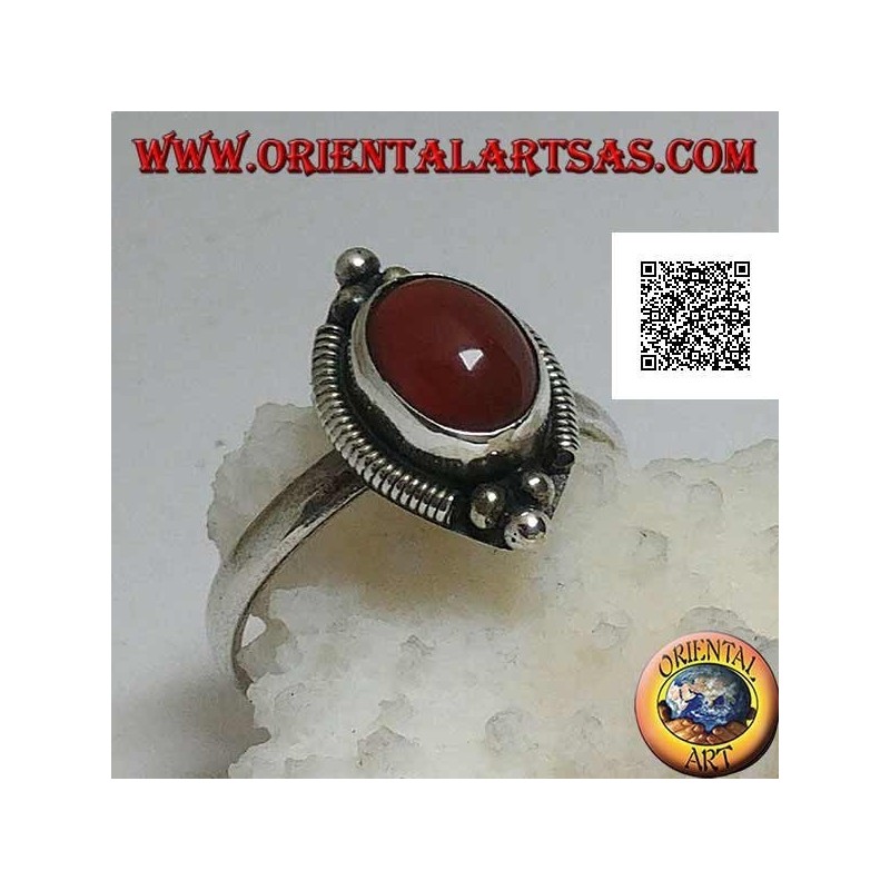 Bague en argent avec cornaline cabochon ovale entouré de rayures et trio de boules dessus et dessous