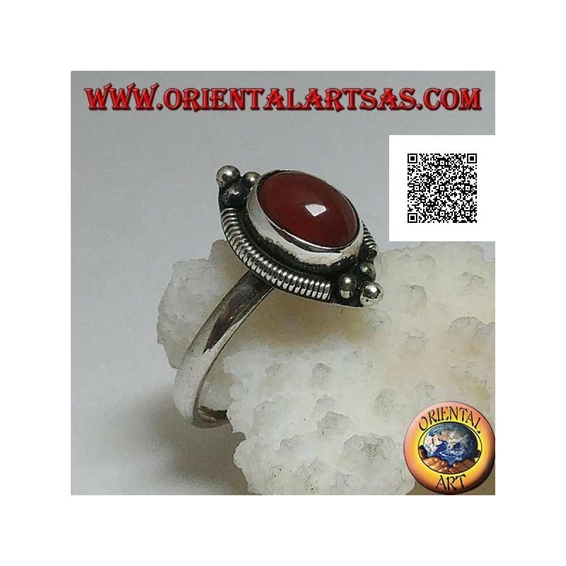 Silberring mit ovalem Cabochon-Karneol, umgeben von Streifen und drei Kugeln oben und unten