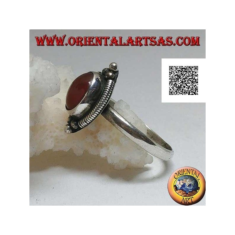 Silberring mit ovalem Cabochon-Karneol, umgeben von Streifen und drei Kugeln oben und unten