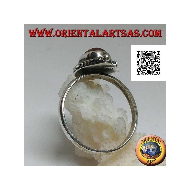 Silberring mit ovalem Cabochon-Karneol, umgeben von Streifen und drei Kugeln oben und unten