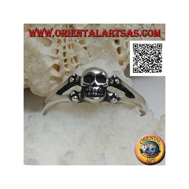 Anillo de plata con calavera en los dos huesos femorales cruzados (pequeño)