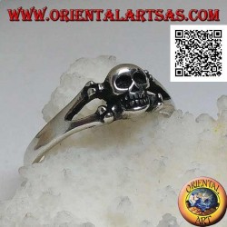 Bague en argent avec crâne sur les deux os fémoraux croisés (petit)