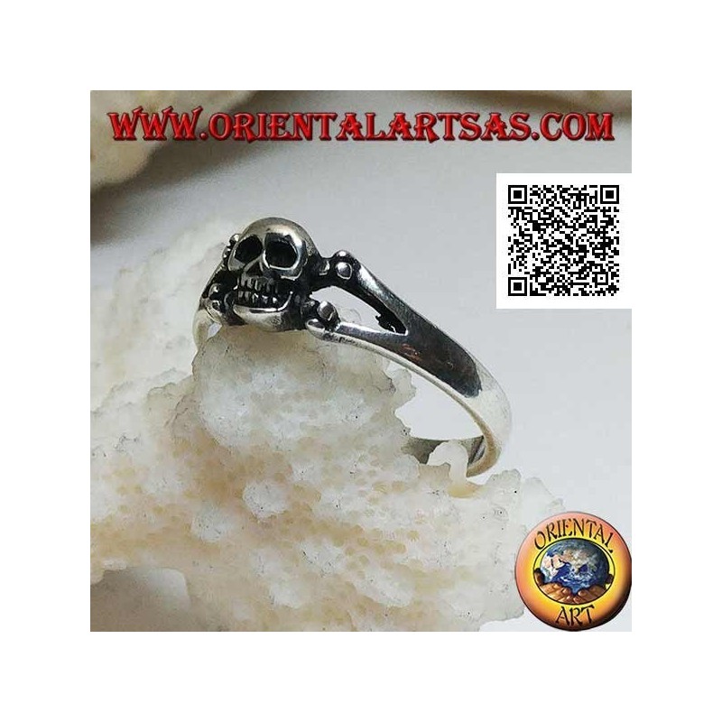 Silver ring with skull on the two crossed femoral bones (small)
