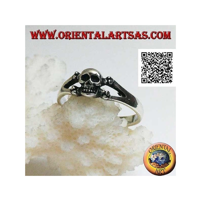Anillo de plata con calavera en los dos huesos femorales cruzados (pequeño)