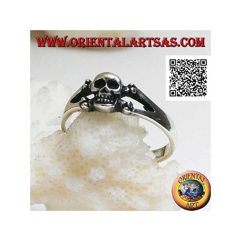 Silver ring with skull on the two crossed femoral bones (small)