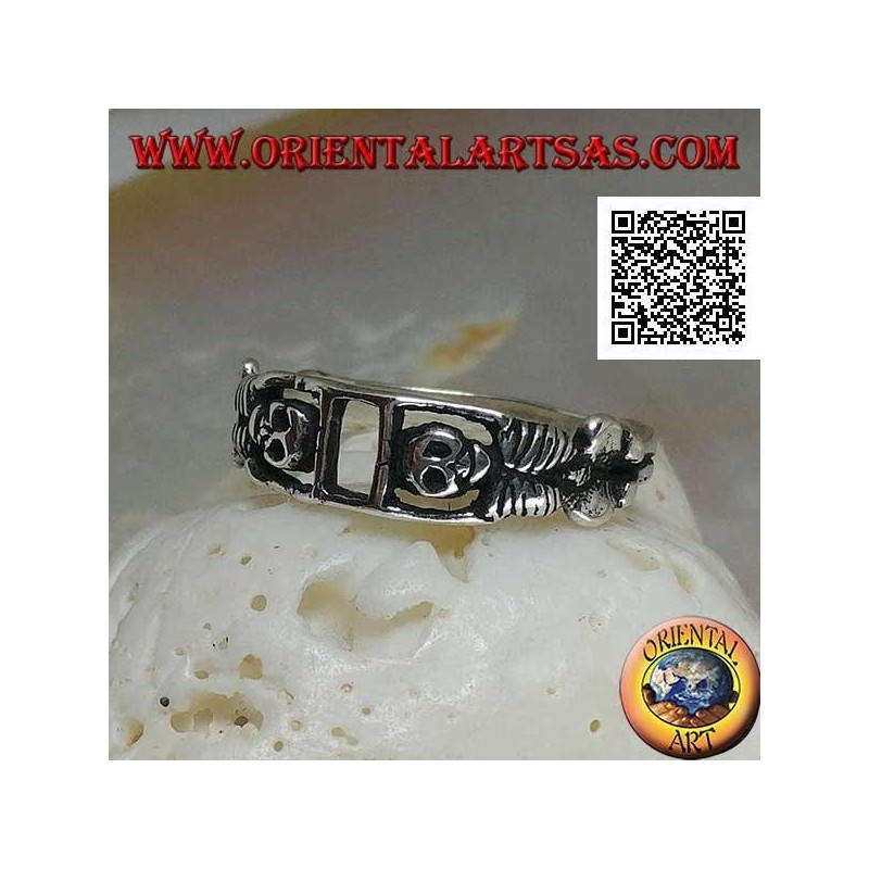 Bague en argent composée de deux squelettes tendus réunis par les bras