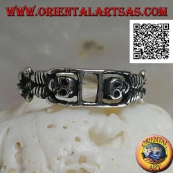 Bague en argent composée de deux squelettes tendus réunis par les bras