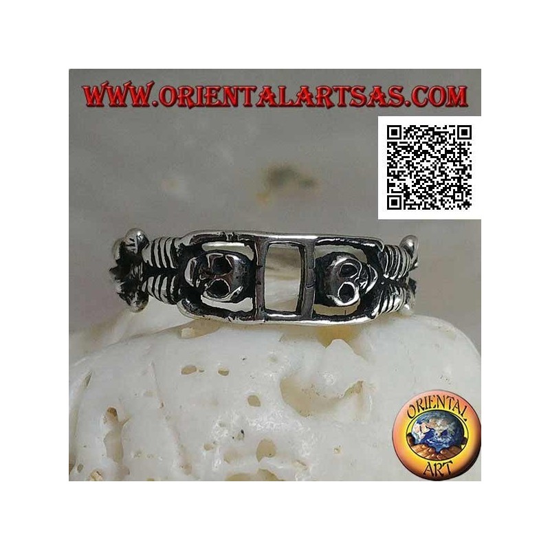Anello in argento composto da due scheletri distesi uniti dalle braccia