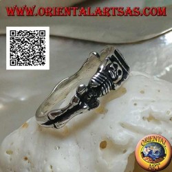 Bague en argent composée de deux squelettes tendus réunis par les bras