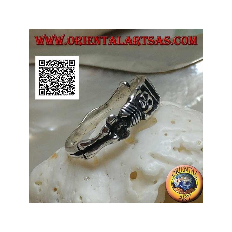 Anillo de plata compuesto por dos esqueletos estirados unidos por los brazos