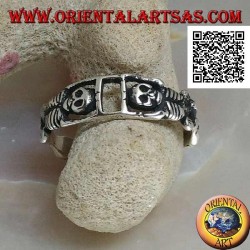 Bague en argent composée de deux squelettes tendus réunis par les bras
