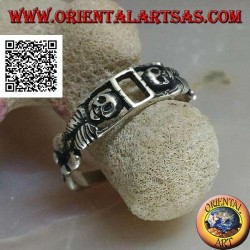 Bague en argent composée de deux squelettes tendus réunis par les bras