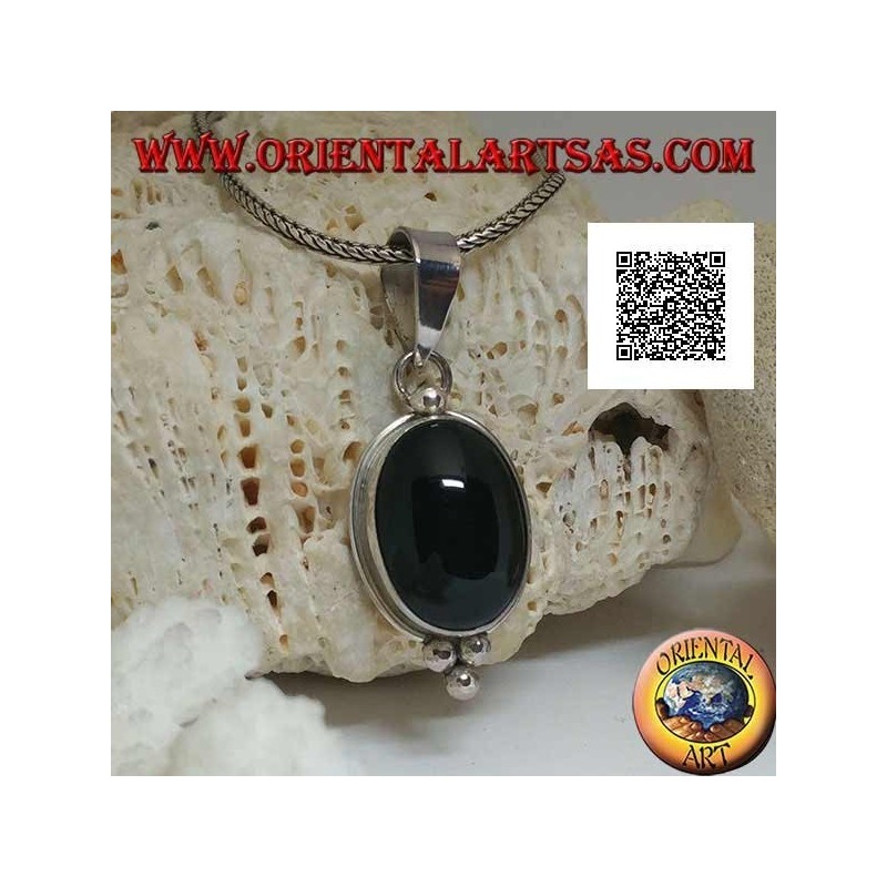 Silberanhänger mit ovalem Cabochon-Onyx auf glatter Fassung und drei Kugeln darunter
