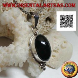 Silberanhänger mit ovalem Cabochon-Onyx auf glatter Fassung und drei Kugeln darunter