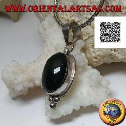 Silberanhänger mit ovalem Cabochon-Onyx auf glatter Fassung und drei Kugeln darunter