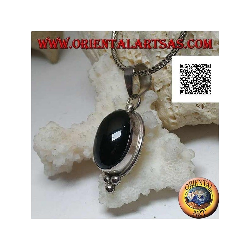 Silberanhänger mit ovalem Cabochon-Onyx auf glatter Fassung und drei Kugeln darunter